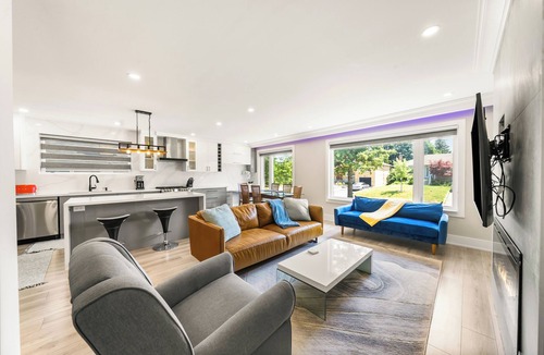 Newtonbrook House | Luxury Spa Escape with Pool & Jacuzzi [near Bathurst & Sheppard, Rogers Stadium]