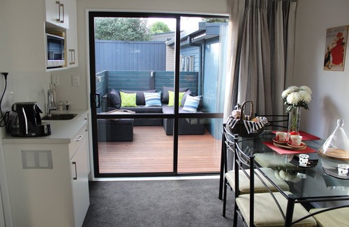 Paraparaumu Beach Apartment | Luxury Spa Studio a Short Walk From Beach, Cafes and Golf Course.