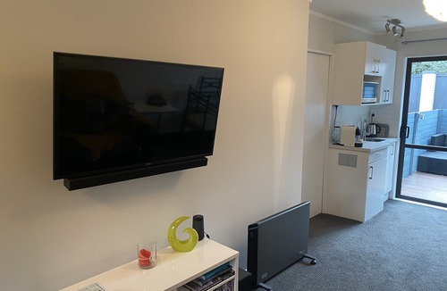 Paraparaumu Beach Apartment | Luxury Spa Studio a Short Walk From Beach, Cafes and Golf Course.