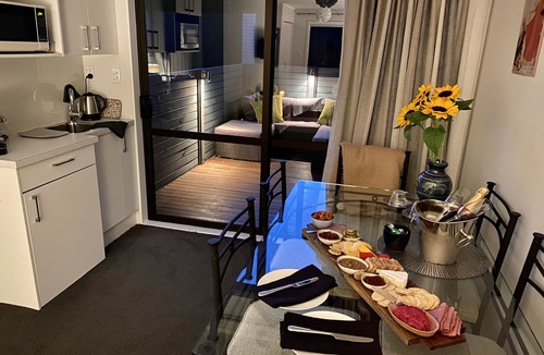 Paraparaumu Beach Apartment | Luxury Spa Studio a Short Walk From Beach, Cafes and Golf Course.