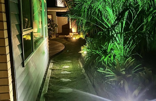 Paraparaumu Beach Apartment | Luxury Spa Studio a Short Walk From Beach, Cafes and Golf Course.