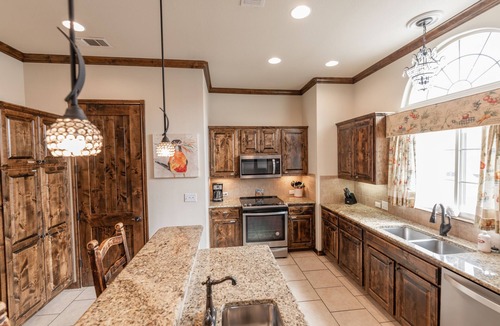 Kerrville House | Luxury & Spacious 3 bed/3 Bath Villa in Gated Community - Great for Families