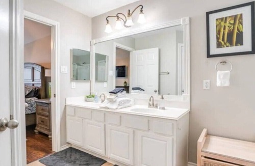 Cypress House | Luxury Spacious 5 bedroom Home with FREE WiFi and parking