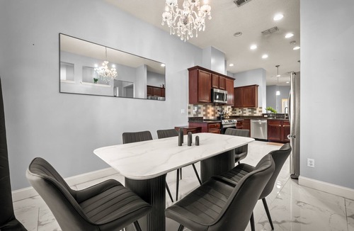 Southside House | Luxury Spacious 5-bedroom house in Jacksonville with AC, WiFi, fitness equipment