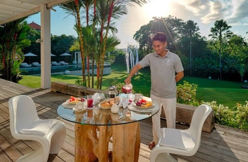Padonan Villa | Luxury Spacious Family 5BR Villa Big Pool & Garden