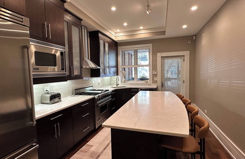 Lincoln Park Condo | Luxury, spacious first floor brownstone in east Lincoln Park