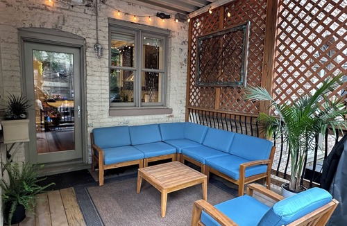 Lincoln Park Condo | Luxury, spacious first floor brownstone in east Lincoln Park