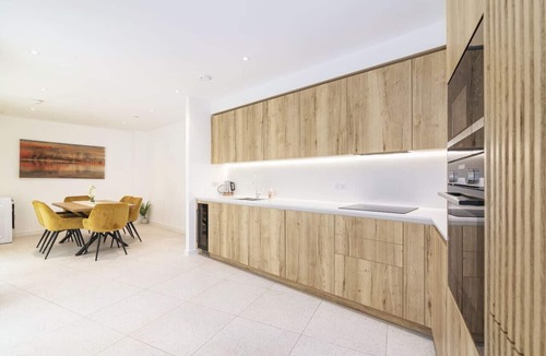 Stepney Green Apartment | Luxury Spacious Flat with Communal Gardens Parking