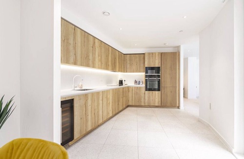 Stepney Green Apartment | Luxury Spacious Flat with Communal Gardens Parking