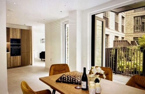 Stepney Green Apartment | Luxury Spacious Flat with Communal Gardens Parking