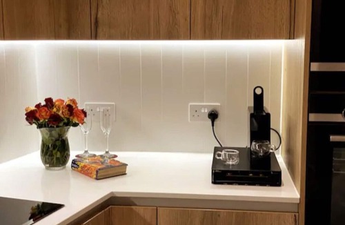 Stepney Green Apartment | Luxury Spacious Flat with Communal Gardens Parking