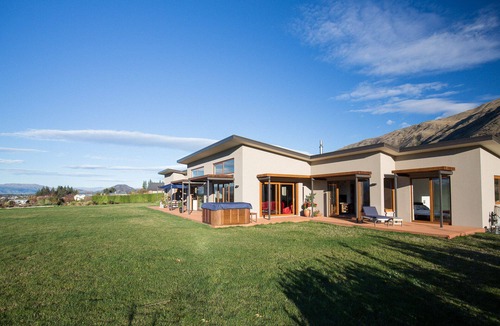 Wanaka House | Luxury spacious house with large secluded grounds