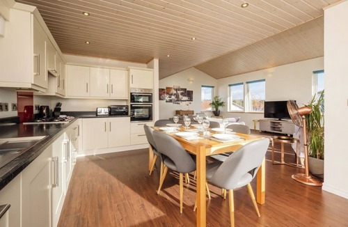 Hopton House | Luxury Stargaze Lodge, Fritton + Hot Tub