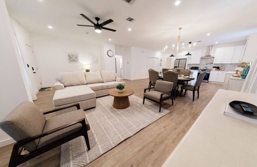 Government Hill House | Luxury Stay 0.5 mile from The Pearl, 5 bed & 3 bath, Newly renovated