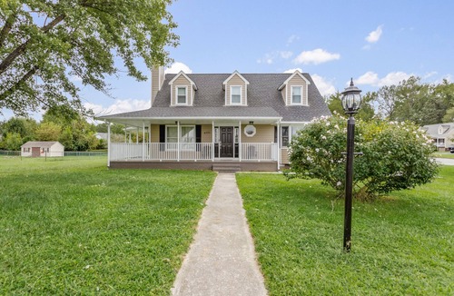 Prince George House | Luxury Stay! 15 min away from Fort Gregg-Adams.