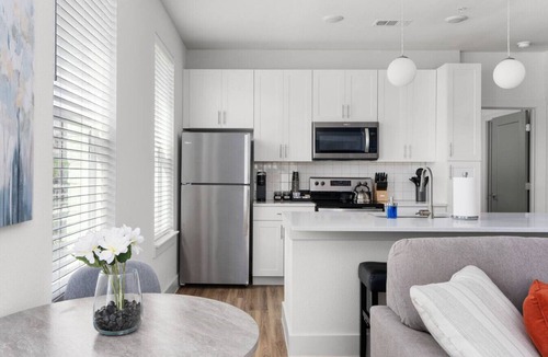 Pflugerville Apartment | Luxury Stay! 1B/1B w/Gym, Pool, & Shops Nearby