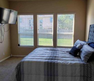 Humble Hotel | Luxury Stay - near Houston Airport