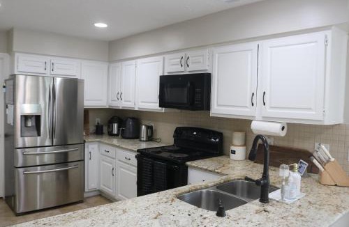 Kingwood House | Luxury Stay Near IAH 3BD 2Bath Office with Amenities