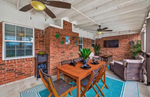 El Lago House | Luxury Stay Pool Firepit Game Room & BBQ