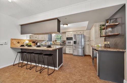 El Lago House | Luxury Stay Pool Firepit Game Room & BBQ