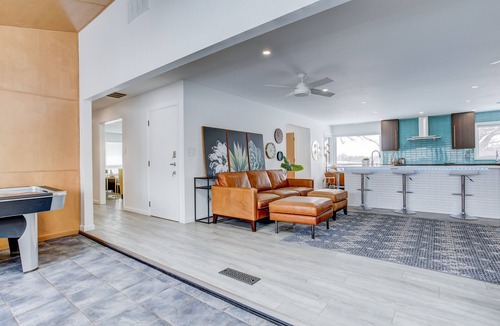 Wichita House | Luxury Stay-Private Heated POOL-Pickle Ball-Sport Ct-Hot Tub-Fire Pit-Games