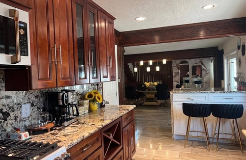 Houston House | Luxury Stay w/Pool, Spa & Outdoor Bar