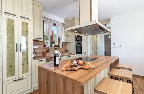 Jarebinjak Villa | Luxury Stone Villa with Heated Pool, Jacuzzi, Gym & Sea View – Total Privacy