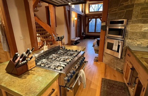 Stratton Mountain House | Luxury Stratton Mtn Ski Chalet- 3 min to mtn base, on shuttle route!