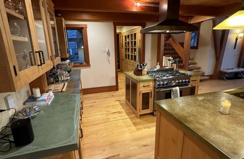 Stratton Mountain House | Luxury Stratton Mtn Ski Chalet- 3 min to mtn base, on shuttle route!