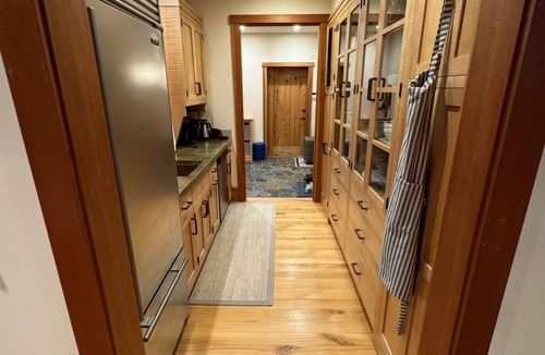Stratton Mountain House | Luxury Stratton Mtn Ski Chalet- 3 min to mtn base, on shuttle route!