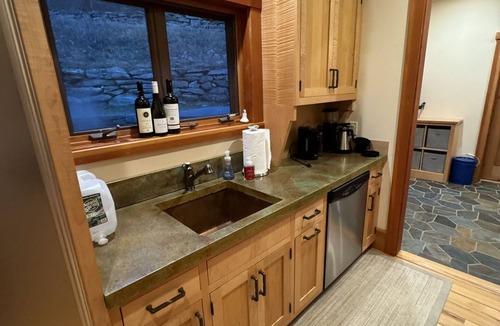 Stratton Mountain House | Luxury Stratton Mtn Ski Chalet- 3 min to mtn base, on shuttle route!