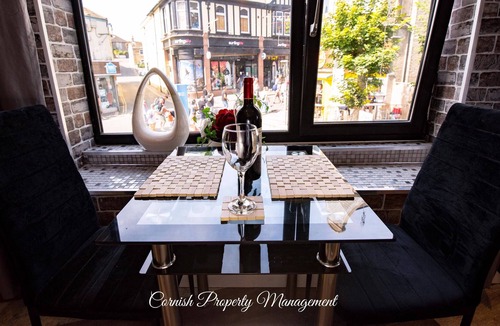 Newquay Apartment | Luxury street view ensuite studio