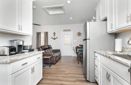 Deltaville House | Luxury Studio Guesthouse, Walk to Museum, Boat Parking