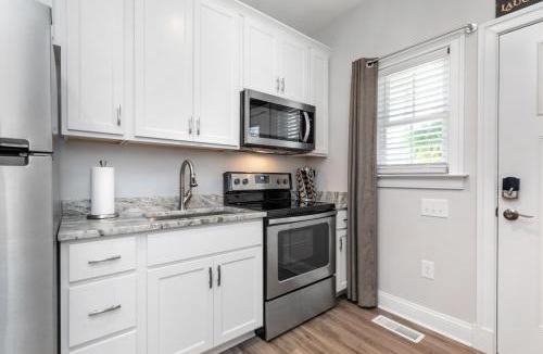 Deltaville House | Luxury Studio Guesthouse, Walk to Museum, Boat Parking