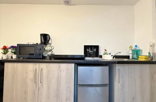 Heston Apartment | Luxury Studio - Near Heathrow - Parking Available