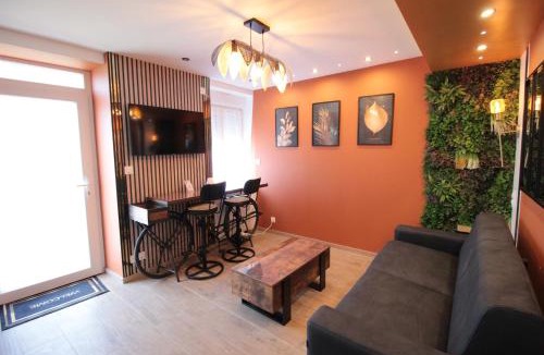 Verdun Apartment | Luxury Studio, Rez de chaussée, Parking privé vidéo surveillance, Canapé haute qualité convertible couchage 2 personnes, Centre Ville proche, Restaurant, boulangerie 2 minutes à pied, Terrasse - 800mètre carré de terrain - Géré par Presta-Zen'Services