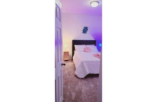South Arlington Cabin | Luxury & Stylish Duplex Suite With Free Parking