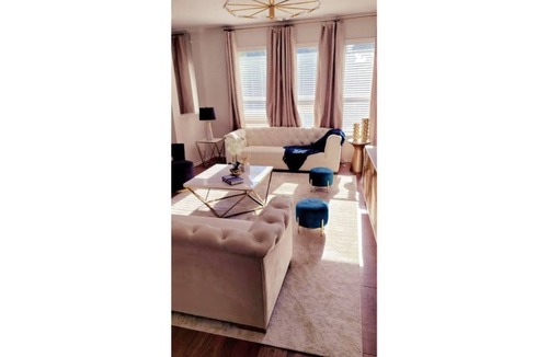 South Arlington Cabin | Luxury & Stylish Duplex Suite With Free Parking