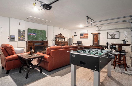 Citrus Springs House | Luxury Stylist's Retreat: 6 Person Hot Tub, Game Room, 3 bedrooms, much more!