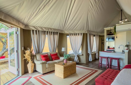 Oatmeal Cabin | Luxury Suite 2 - Safari Tent - Outdoor Soaking Tub