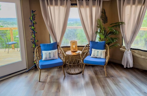 Oatmeal Cabin | Luxury Suite 3-Safari Tent-Outdoor Whirlpool Tub