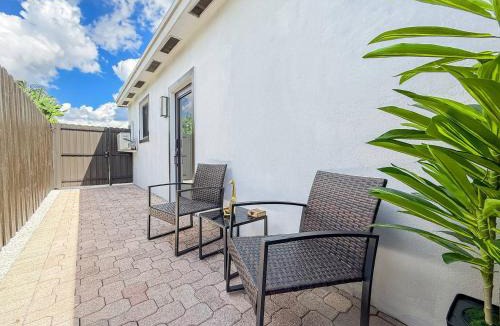 Miramar House | Luxury Suite Studio with Kitchen & Spa Shower