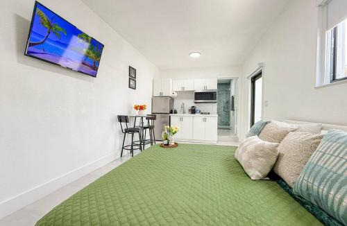 Miramar House | Luxury Suite Studio with Kitchen & Spa Shower