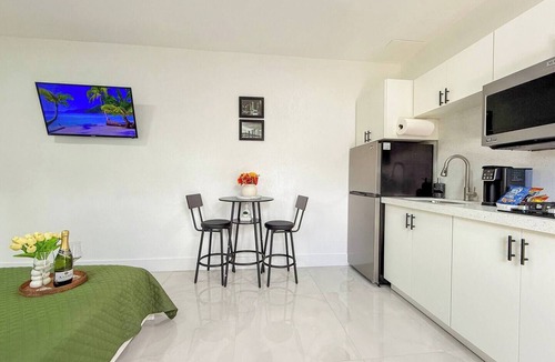 Miramar Apartment | Luxury Suite Studio With Kitchen Spa Shower