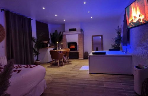 Saint-Prix House | Luxury suite with private jacuzzi 20 m from Paris