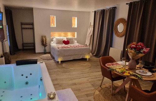 Saint-Prix House | Luxury suite with private Jacuzzi and garden 20 minutes from Paris NetFlix