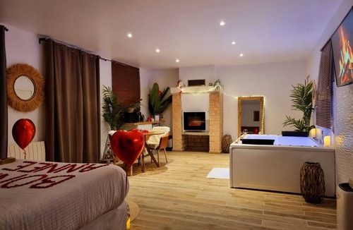 Saint-Prix House | Luxury suite with private Jacuzzi and garden 20 minutes from Paris NetFlix