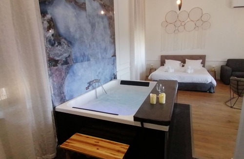 Vendres Bed & Breakfast | Luxury Suite with Spa - La Nébuleuse