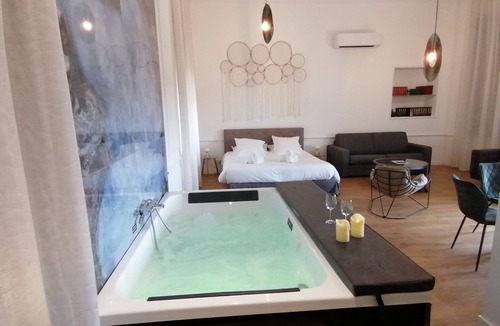 Vendres Bed & Breakfast | Luxury Suite with Spa - La Nébuleuse