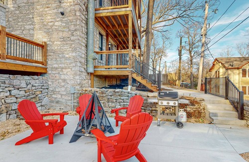 Eureka Springs Historic District House | Luxury suites near downtown with hot tub, firepit, balcony, central AC & fireplace